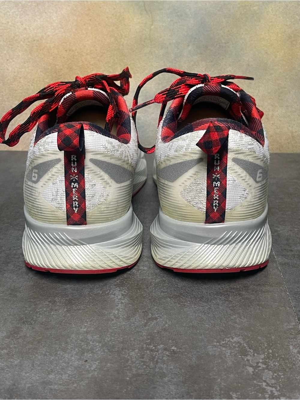 Brooks Levitate 6 Christmas Run Merry Women’s Running Shoes White/Red Size 8.5B - Picture 8 of 16